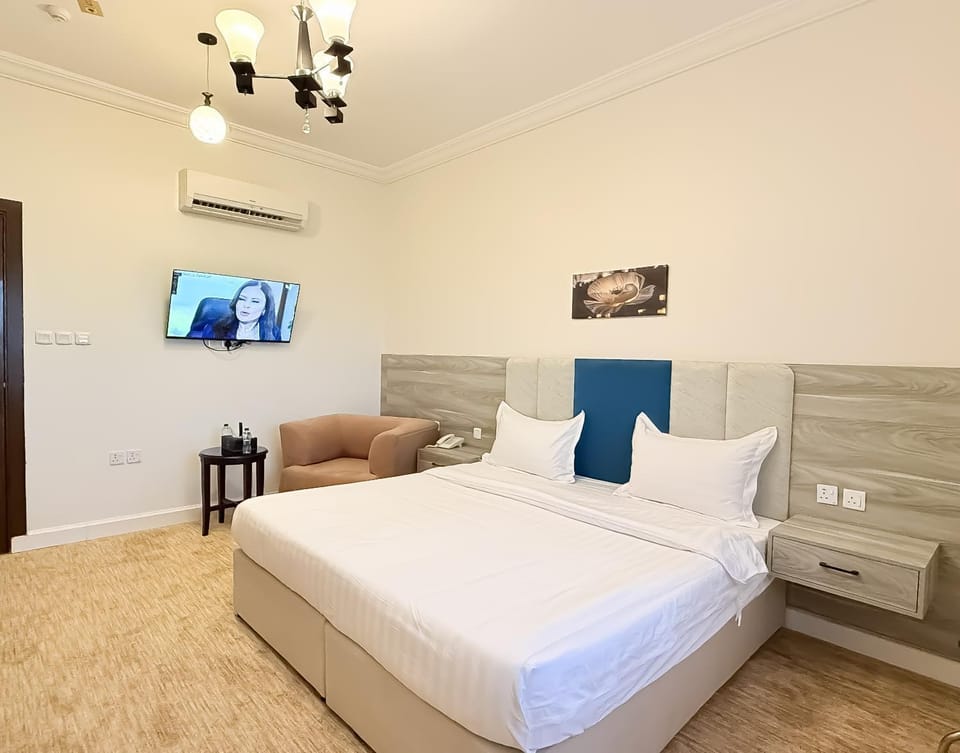 Bed, TV and multimedia, Photo of the whole room, Bedroom