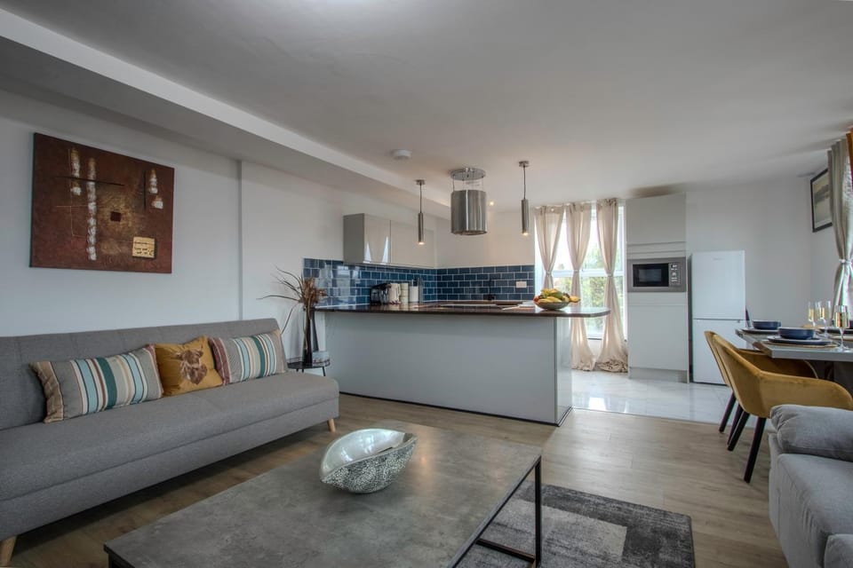 Emerald 3 Bedroom Apartment-Free Parking-Walk to Station-WA1 Apartment in Warrington