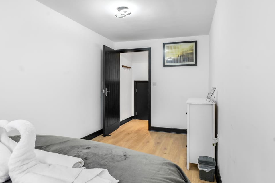 Emerald 3 Bedroom Apartment-Free Parking-Walk to Station-WA1 Apartment in Warrington