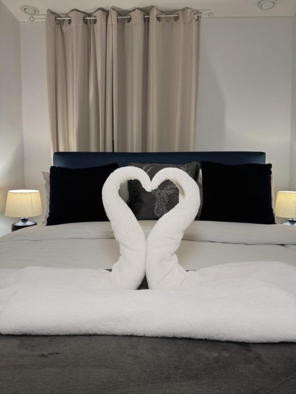 Emerald 3 Bedroom Apartment-Free Parking-Walk to Station-WA1 Apartment in Warrington