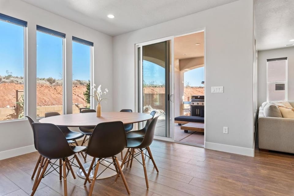 Zion Adventure Getaway - Hot Tub, Pool, Lazy River House in Washington