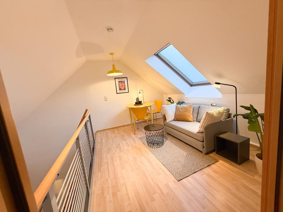 Bed, Living room, Photo of the whole room, Photo of the whole room, Seating area, Bedroom, internet, washing machine