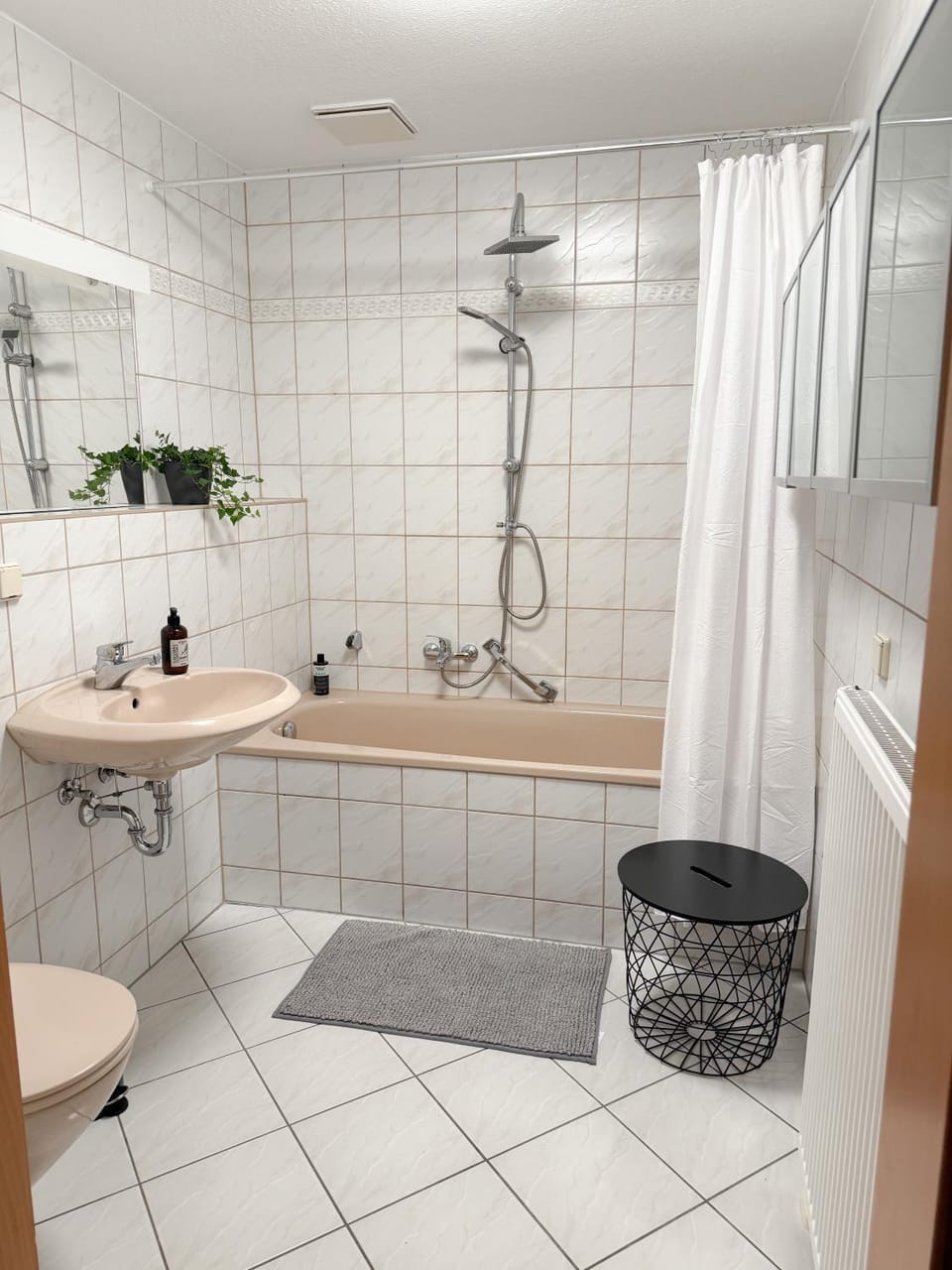 Shower, Toilet, Bathroom, Photo of the whole room, Bath, hair dryier, internet, internet, towels, washing machine