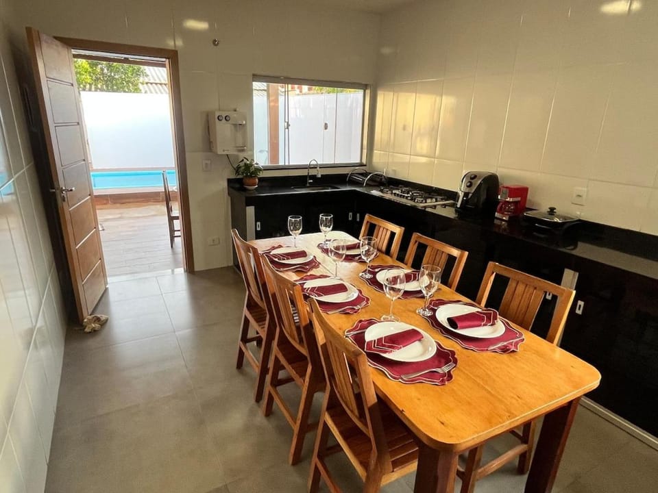Kitchen or kitchenette, Food and drinks, Dining area, stove