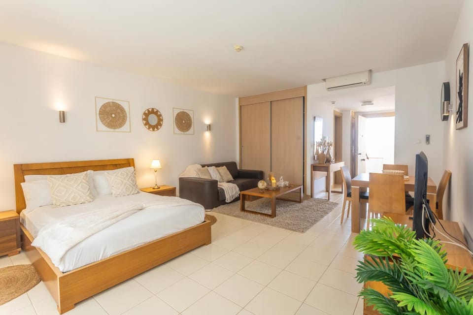 Bed, TV and multimedia, Living room, Photo of the whole room, Seating area, Bedroom, wardrobe
