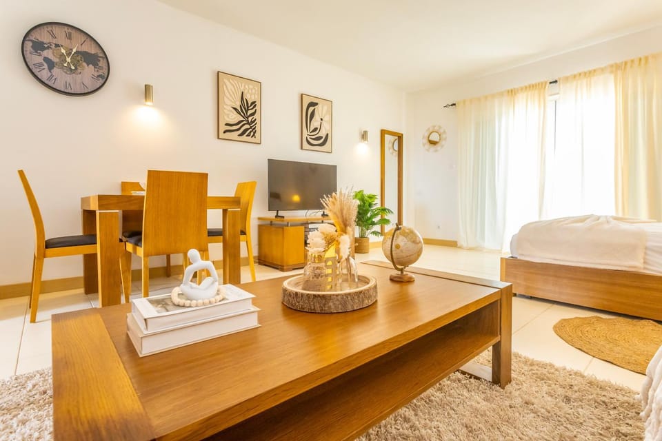 Communal lounge/ TV room, Bed, TV and multimedia, Living room, Meals
