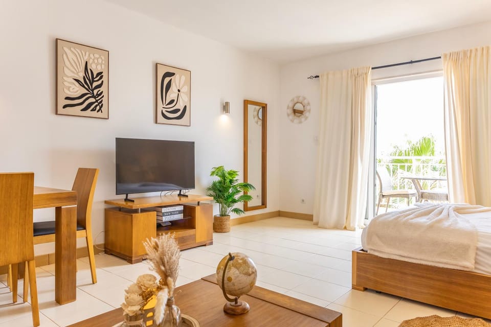 Communal lounge/ TV room, Bed, TV and multimedia, Photo of the whole room, Evening entertainment, Bedroom