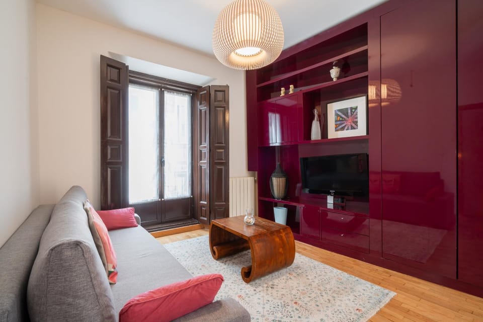 Sunny Lavapies Bright & Central Oasis Alquiler Temporal Apartment in Centro