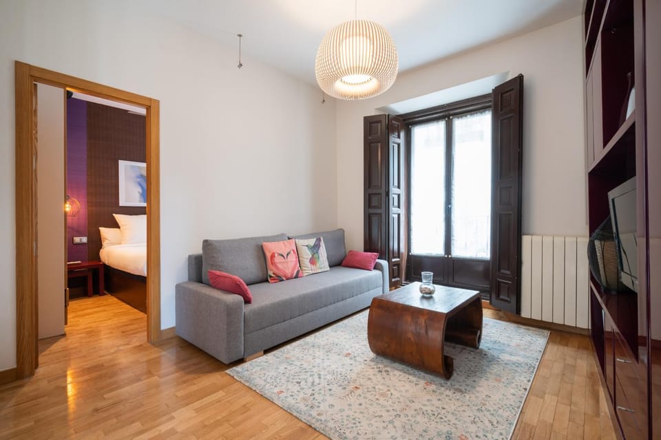 Sunny Lavapies Bright & Central Oasis Alquiler Temporal Apartment in Centro