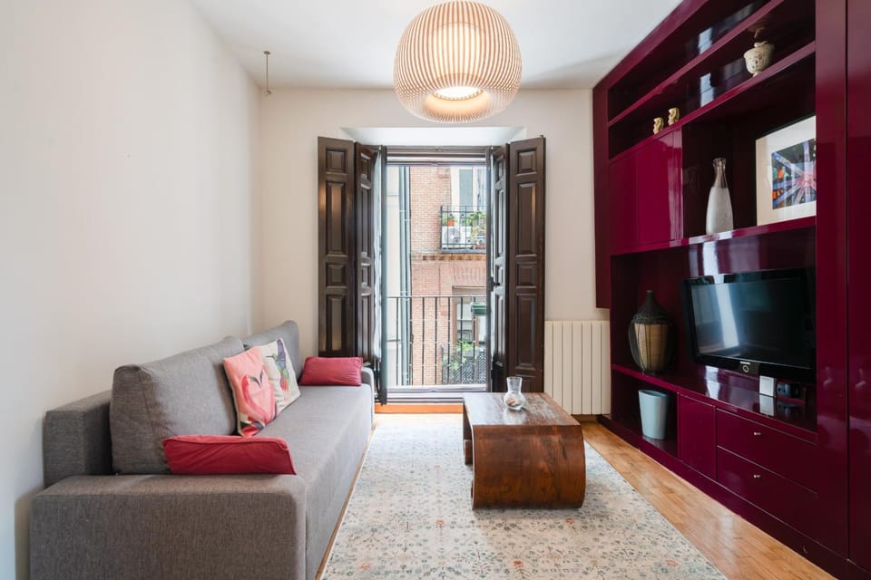 Sunny Lavapies Bright & Central Oasis Alquiler Temporal Apartment in Centro