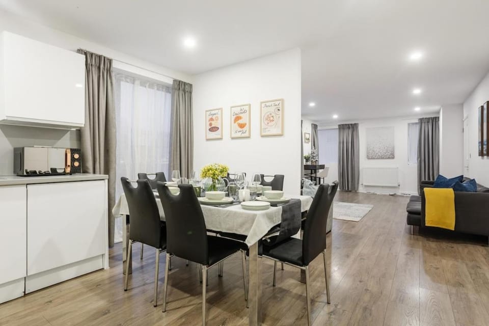 Comfortable 3-Bed close to Excel Ideal for Groups Apartment in London