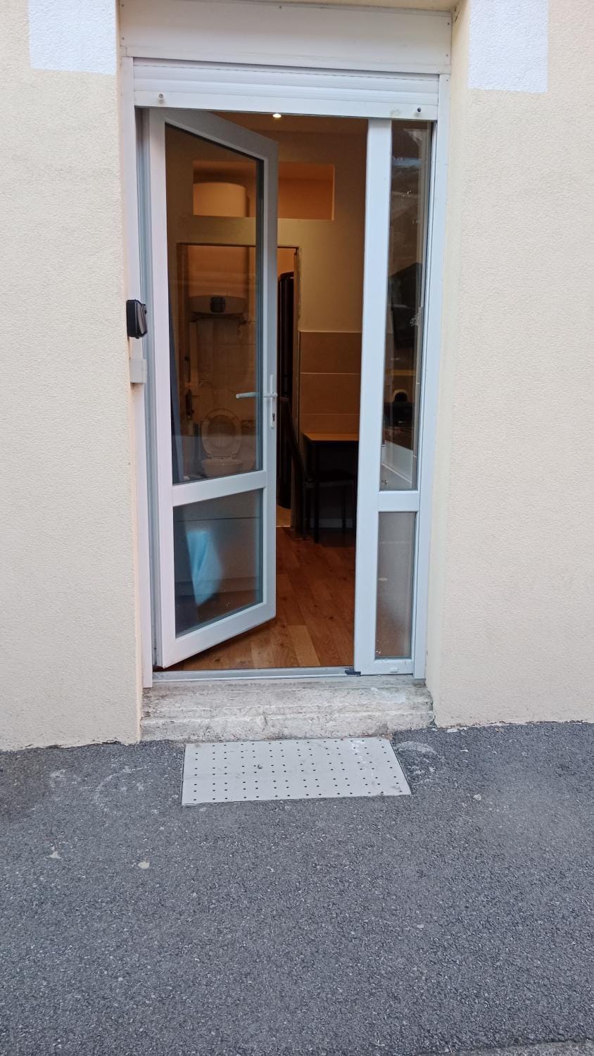 Studio RDC donnant sur trottoir Apartment in Aix-les-Bains