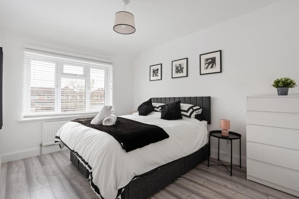 5 Min to Heathrow Airport - Spacious 5BR Sleeps 10 Apartment in Hounslow