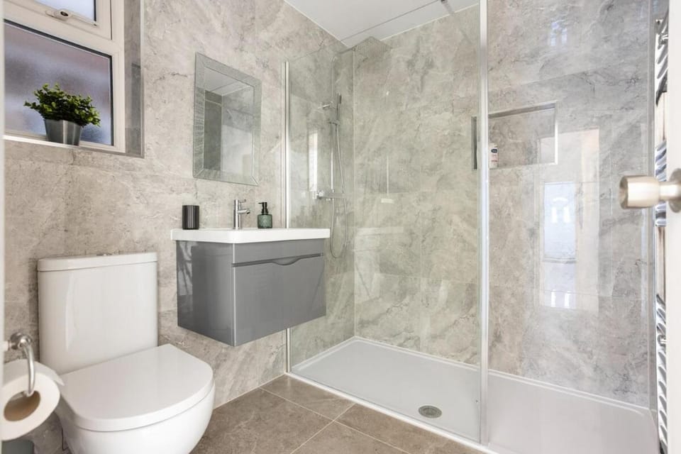 5 Min to Heathrow Airport - Spacious 5BR Sleeps 10 Apartment in Hounslow