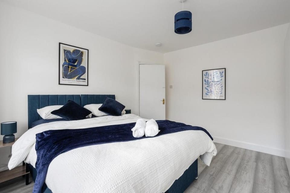 5 Min to Heathrow Airport - Spacious 5BR Sleeps 10 Apartment in Hounslow