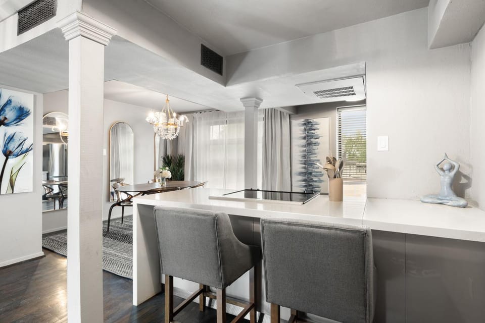 Spacious Loft Condo w Pool & Fireplace Hotel in Dallas