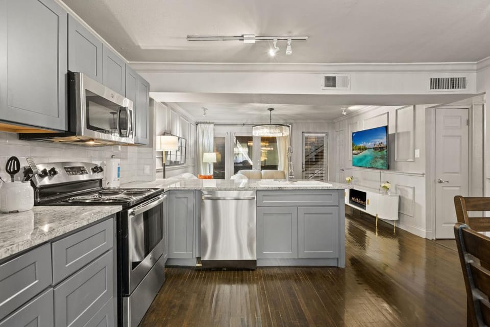 Dallas 2BR Condo Resort Pool by White Rock Lake House in Dallas
