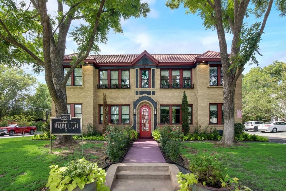 Live in Spacious Historic Neighborhood House in Dallas