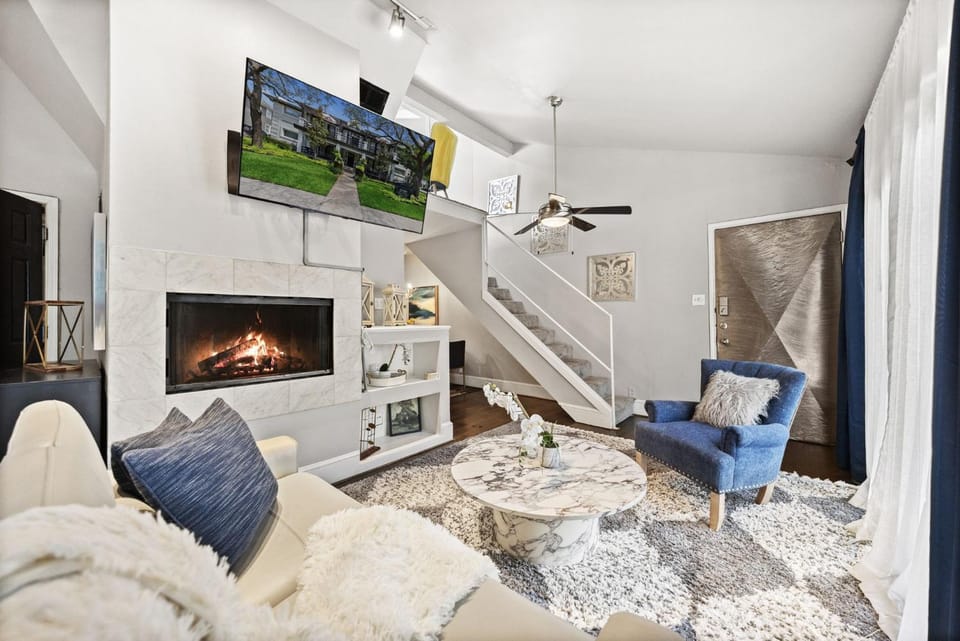Chic 2BR Loft w Balcony in Historic Munger Place House in Dallas