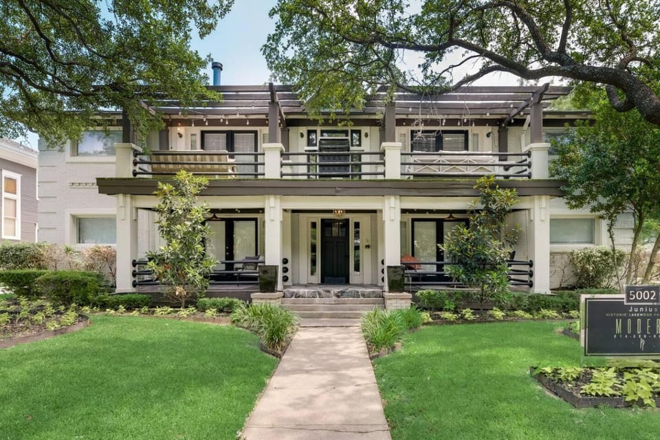 Sophisticated 2BR1BA Retreat w Designer Terrace House in Dallas