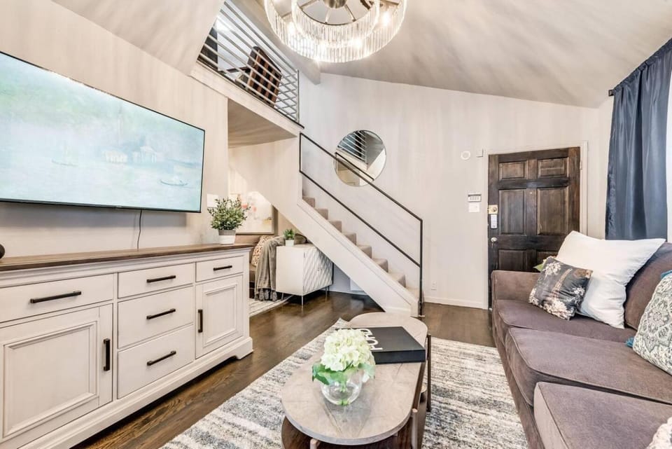 Stylish 2BR Loft w Private Balcony House in Dallas