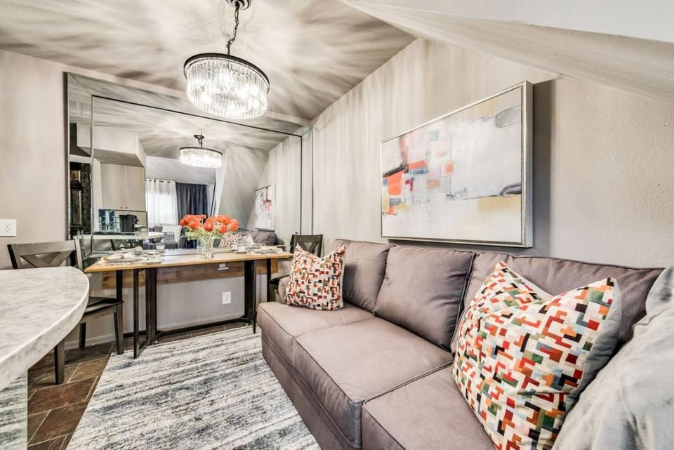 Stylish 2BR Loft w Private Balcony House in Dallas