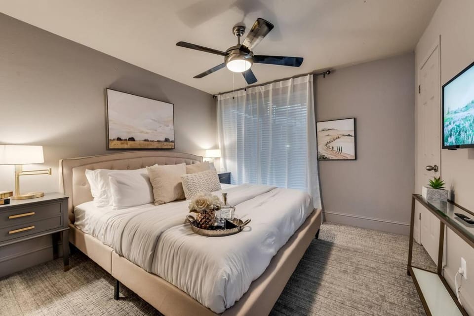 Spacious Dallas 2BR Condo Resort-Style Pool House in Dallas