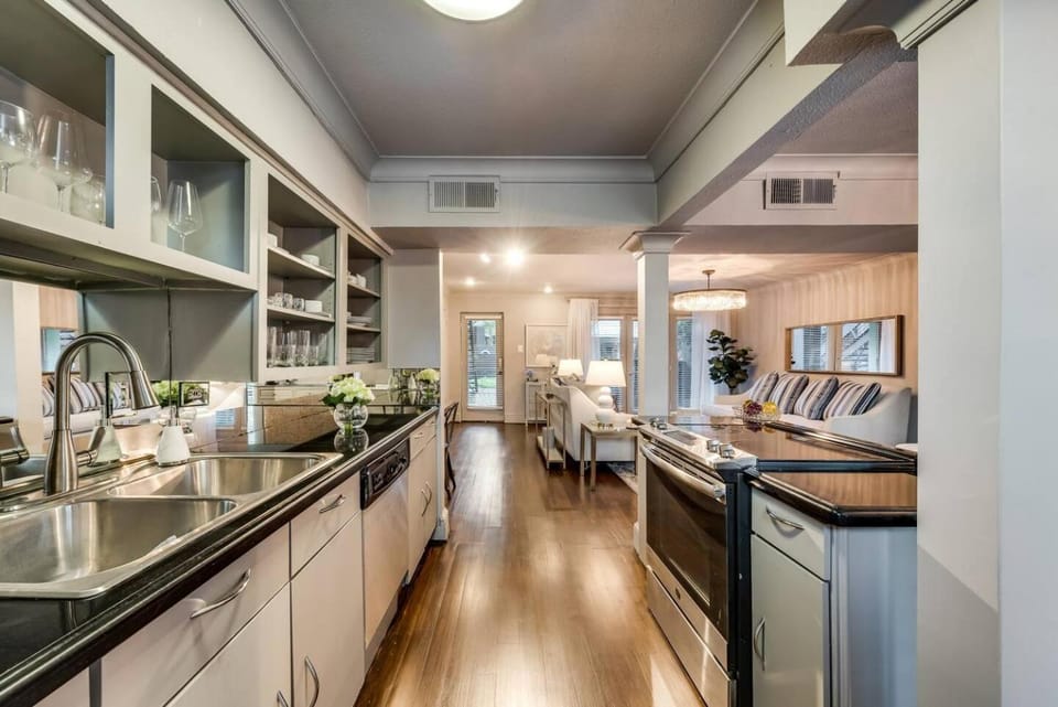 Spacious Dallas 2BR Condo Resort-Style Pool House in Dallas