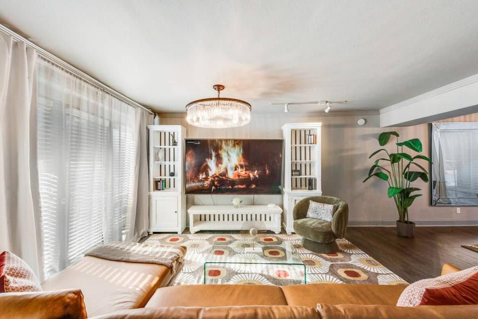 Spacious Dallas 2BR Poolside Escape House in Dallas