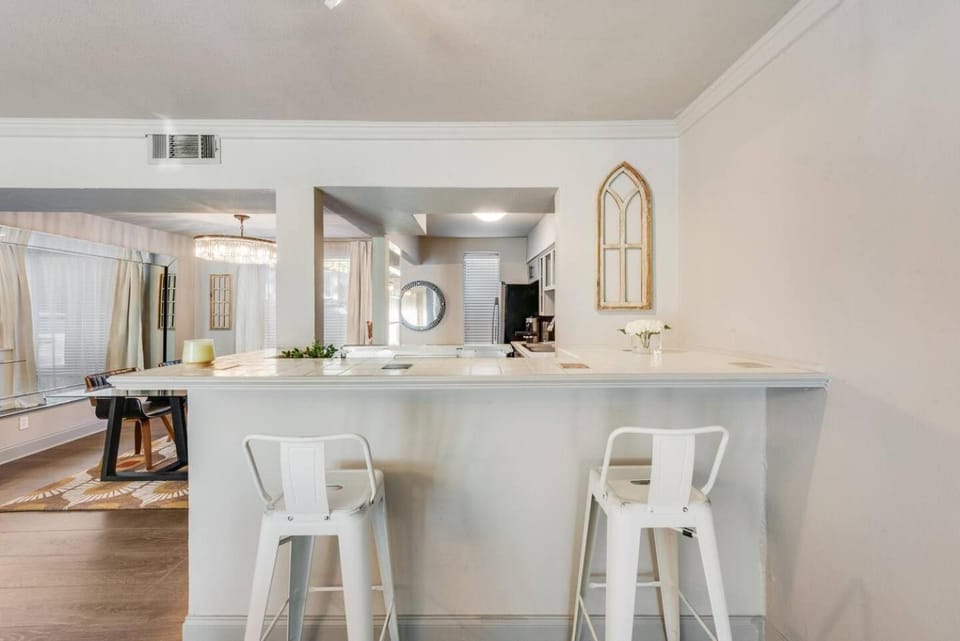 Spacious Dallas 2BR Poolside Escape House in Dallas