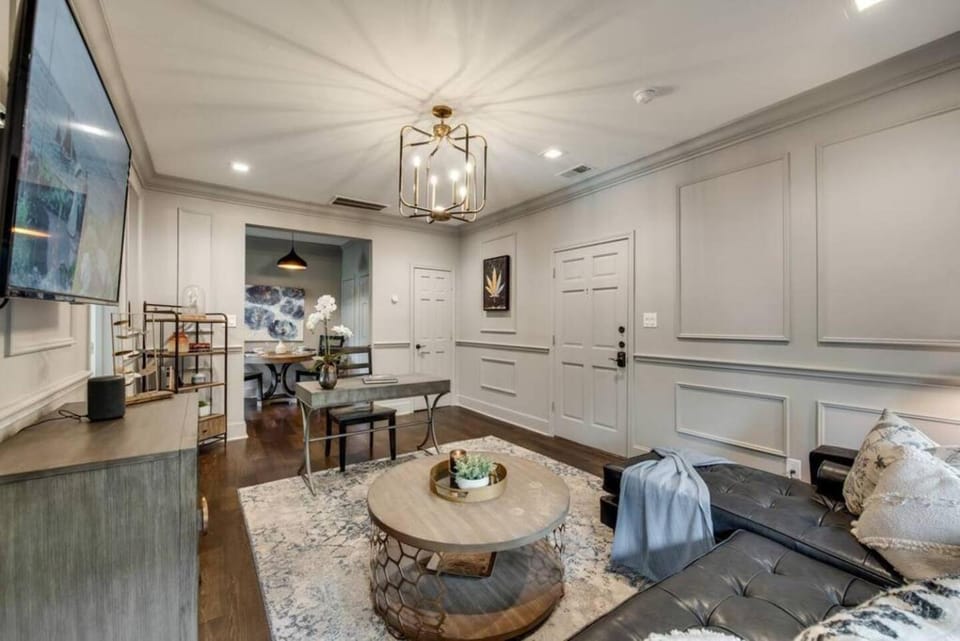 Spacious 1BR sophisticated with tons of windows House in Dallas