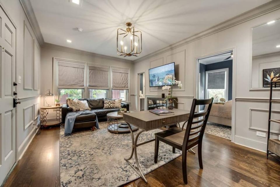 Spacious 1BR sophisticated with tons of windows House in Dallas