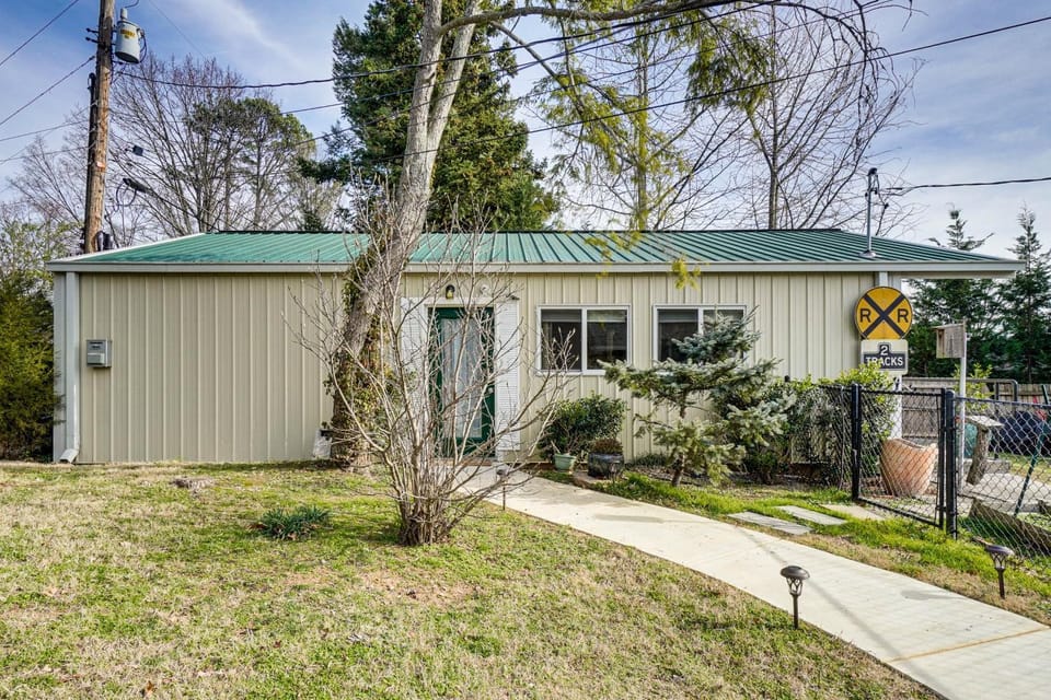West Knoxville Area! Single-Level Home Near Dtwn House in Knoxville