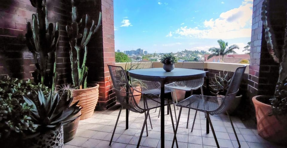Rapunzels Art Deco Hideaway in New Farm Apartment in Kangaroo Point