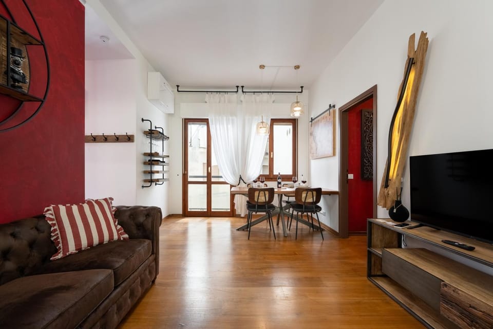 Photo of the whole room, Dining area