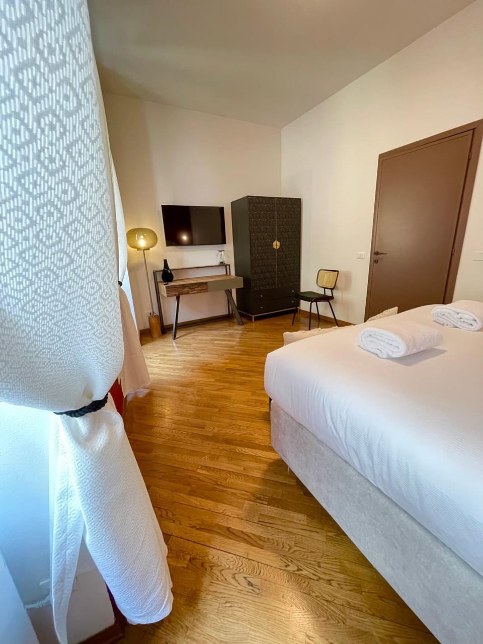 Bed, TV and multimedia, Photo of the whole room, Bedroom