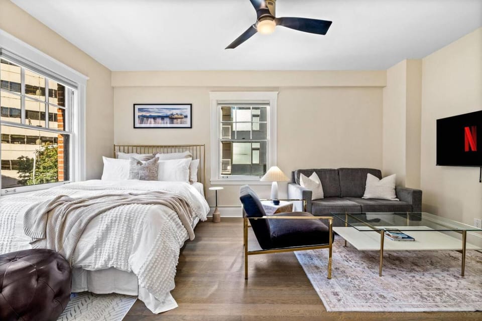 Studio205 - Your PNW Urban Hideaway Apartment in Belltown
