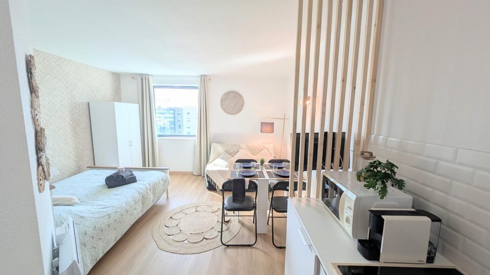 Bed, Living room, Photo of the whole room, Seating area, Bedroom