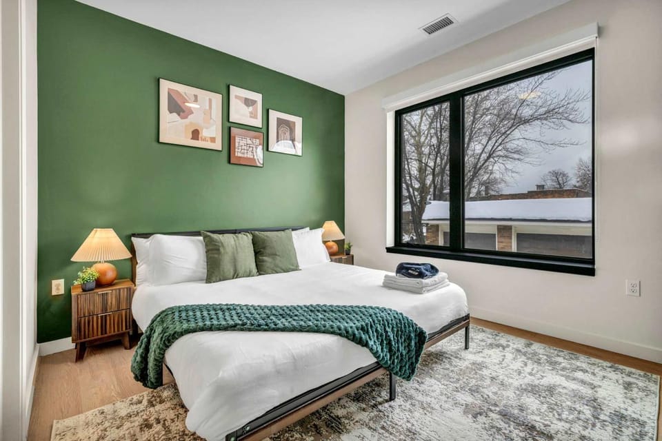 CWRU & Little Italy Stay with King Bed Gym Parking WD Apartment in Cleveland Heights