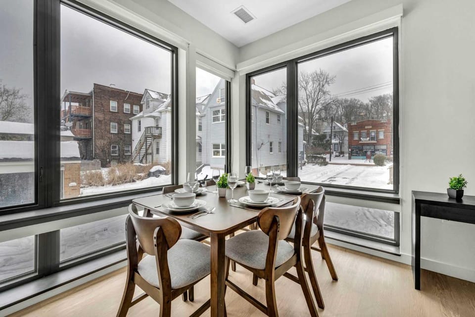 CWRU & Little Italy Stay with King Bed Gym Parking WD Apartment in Cleveland Heights
