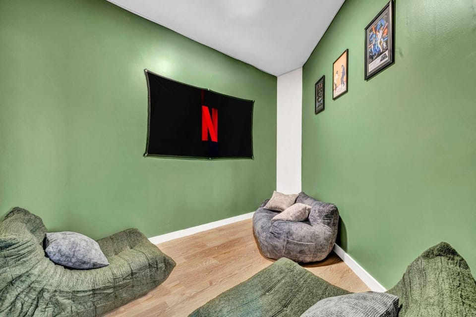 CWRU & Little Italy Stay with King Bed Gym Parking WD Apartment in Cleveland Heights