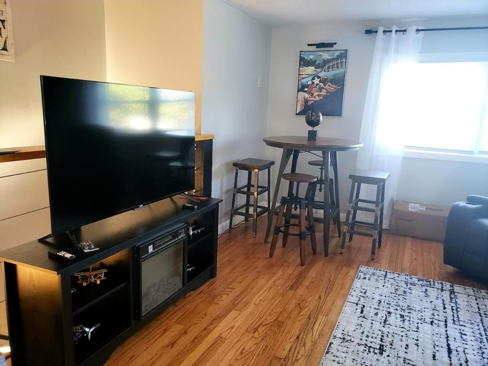 The Sky Lounge-Brunswick Apartment in Brunswick