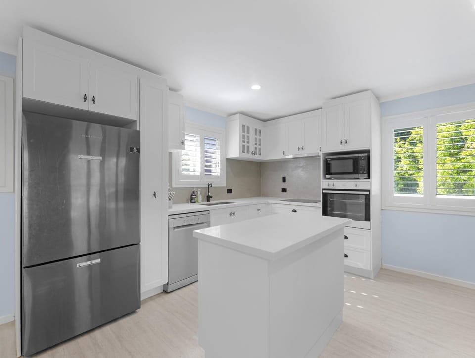 The Palms - Hervey Bay Beachside Retreat with Pool House in Toogoom