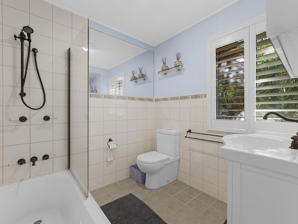 The Palms - Hervey Bay Beachside Retreat with Pool House in Toogoom