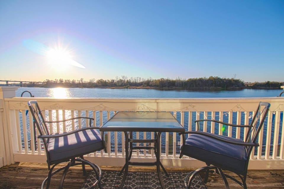 Balcony/Terrace, Dining area, River view