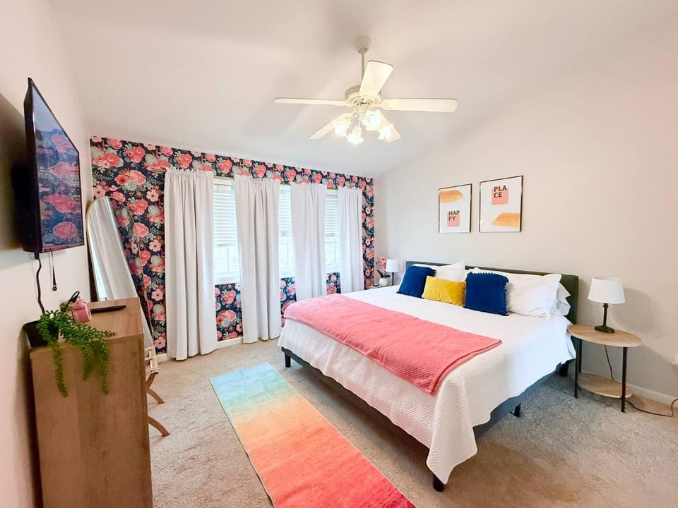 Bed, TV and multimedia, Photo of the whole room, Bedroom