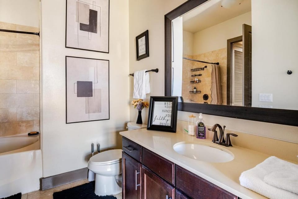 Galleria King Luxury Suite - Walk to Mall - Pool View Apartment in Houston