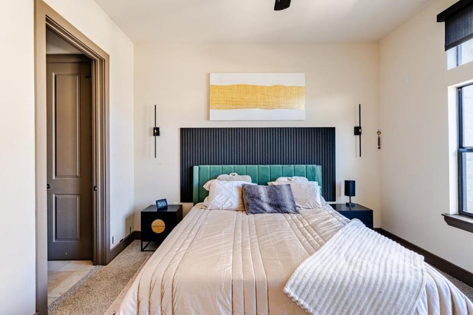 Galleria King Luxury Suite - Walk to Mall - Pool View Apartment in Houston