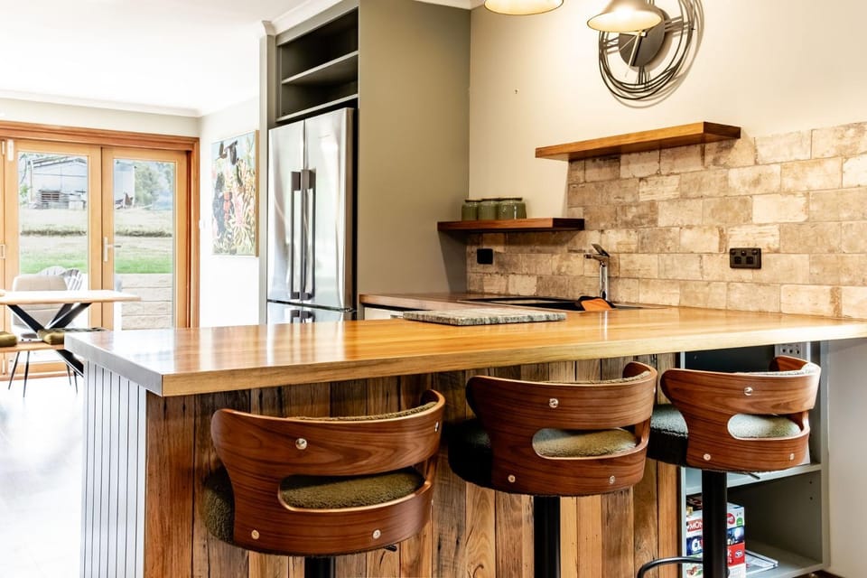 Coffee/tea facilities, Kitchen or kitchenette, Seating area, Dining area, dishwasher, heating, microwave, oven, stove, toaster