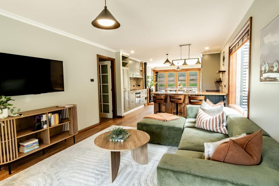 TV and multimedia, Kitchen or kitchenette, Living room, Seating area, Dining area